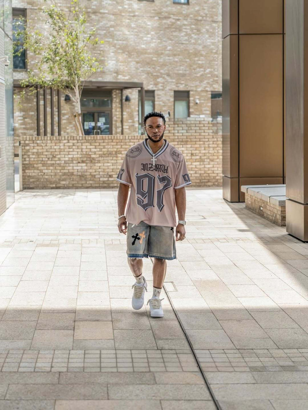 Odważny t-shirt z grafiką o wyrazistym, nieustraszonym charakterze