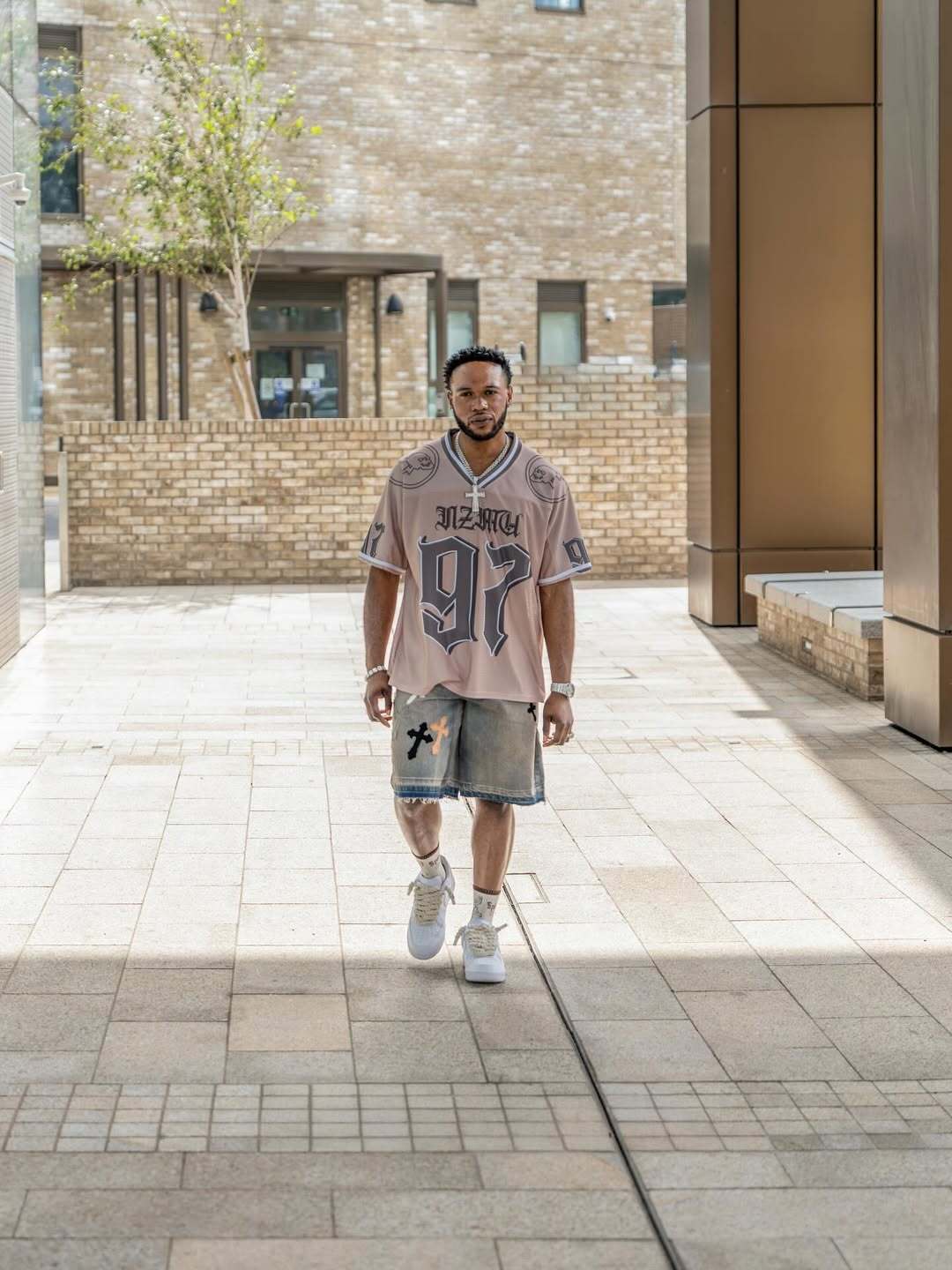 Odważny t-shirt z grafiką o wyrazistym, nieustraszonym charakterze