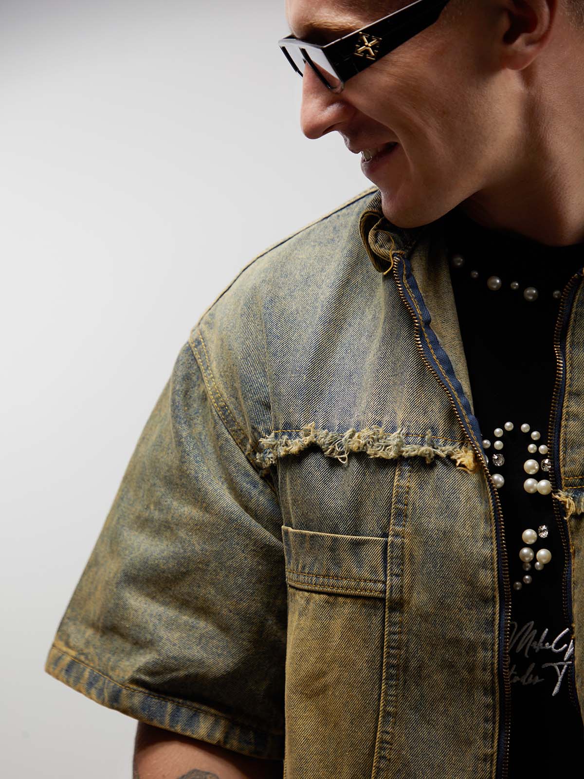 Conjunto de chaqueta y pantalón vaquero desgastado con roturas para hombre