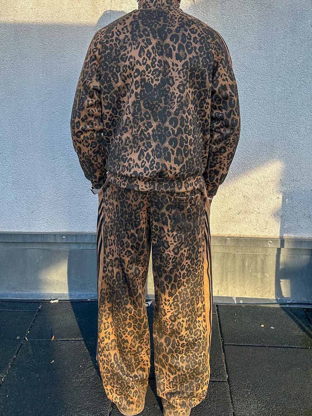 Dres z francuskiej dzianiny dresowej z zamszowym wzorem w panterkę
