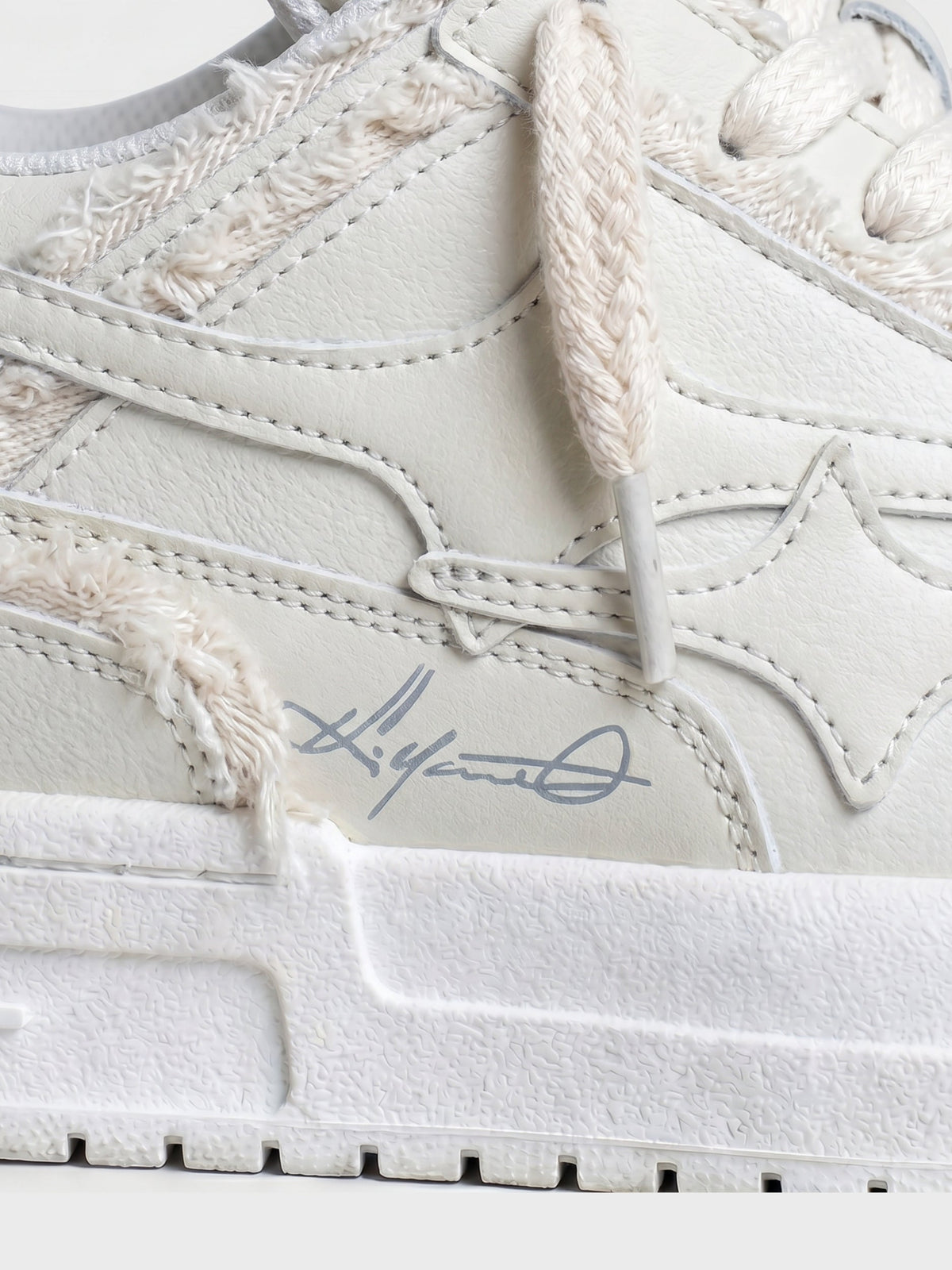 Broken Creme Sneakers