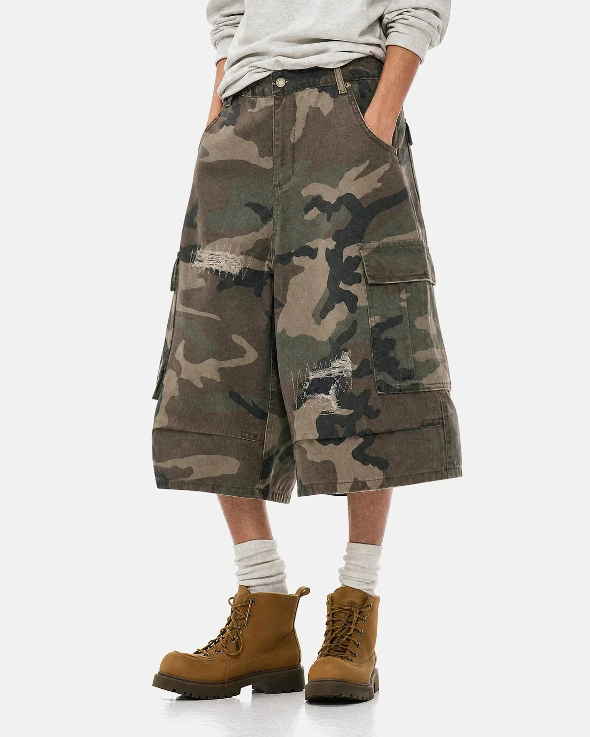 Postarzane szorty cargo w stylu retro z wzorem moro